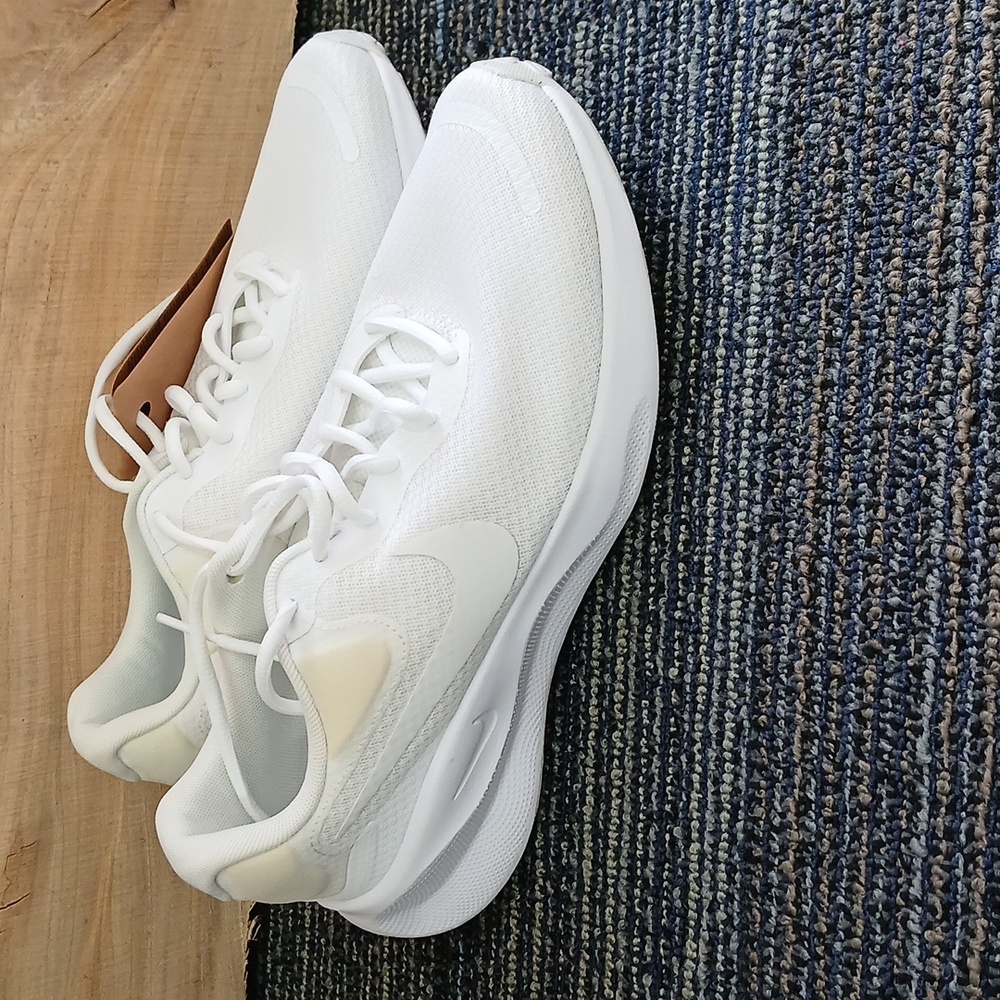 NWT Nike Revolution 7 Women's Road Running Shoes ,White-Size 9.5 - Picture 2 of 7